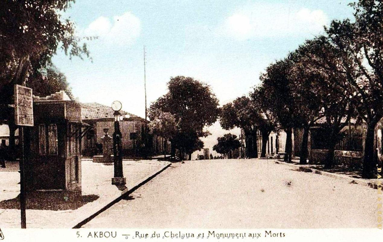 Akbou - Rue du Chelatta et Monument aux Morts.jpg
